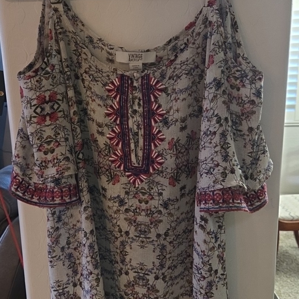Vintage America Light Gray Floral Cold-Shoulder Women's Top